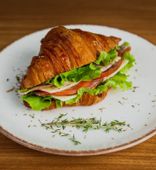 Сэндвич на круассане с ветчиной и сыром
