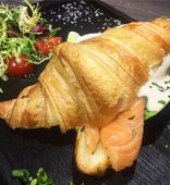 Круассан с лососем и яйцом пашот и овощами (249 г)