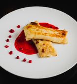Pancakes with Cottage Cheese and Cranberry Sauce (185/30/2 g)