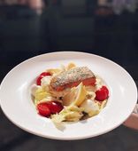 Цезарь с жареным лососем (260 г)
