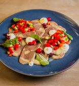 Говяжий язык с овощами, муссом из хрена с клюквой (165 г)