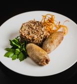 Крученики из свинины с гречневой кашей и грибами (120/180/5/2 г)
