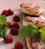 "Favorite Сurd Pancakes" with Homemade Berries Sauce and Sour Cream (200/50/50 g)