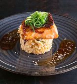 Стейк из лосося с кокосовым рисом и кунжутом (120/180/15 г)