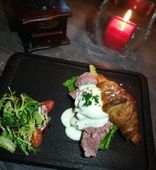 Круассан с пастрами и яйцом пашот (249 г)