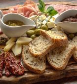 Доска средиземноморских закусок (480/100 г)