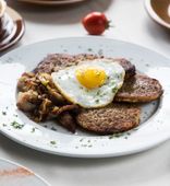 Деруны или драники с домашней грудинкой, луком и яйцом (200/120/50 г)