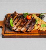 Beef Sirloin with Potato Porridge and White Mushrooms (512 g)