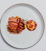 Утиная грудка с брусникой, полбой и боровиками (250 г)