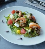 Салат с креветками и сыром бри (175/5)