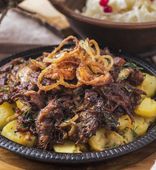 Beef tails with lump potatoes and sauerkraut on a frying pan (460 g)