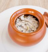 Draniki with pork machanka in a pot (180/150 g)