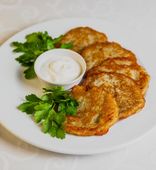 Potato pancakes (Draniki) with Sour Cream (240/40/1 g)