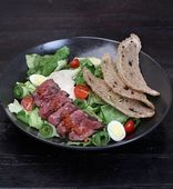 Салат с говядиной и красным песто (265 г)