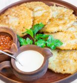 Draniki with Red Caviar and Sour Cream (250/30/50/3 g)