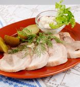 Язык отварной с маринованными огурцами и хреном (165 г)