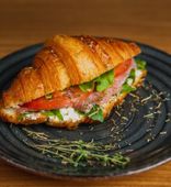 Сэндвич на круассане с лососем, сливочным сыром и томатом
