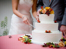 Акция «При проведении свадебного торжества – торт (3кг) и каравай (1кг) в подарок от шеф-повара»