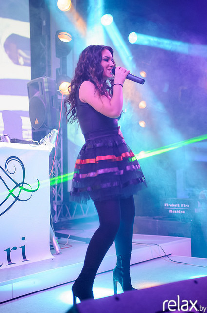 Dee dee running away. Dee dee певица. Певица dee-dee инстаграмм. Dee dee певица википедия. Dee dee певица румыния инстаграмм.