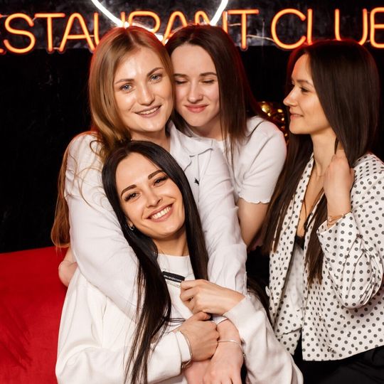 Друзья встречаются в Rokas