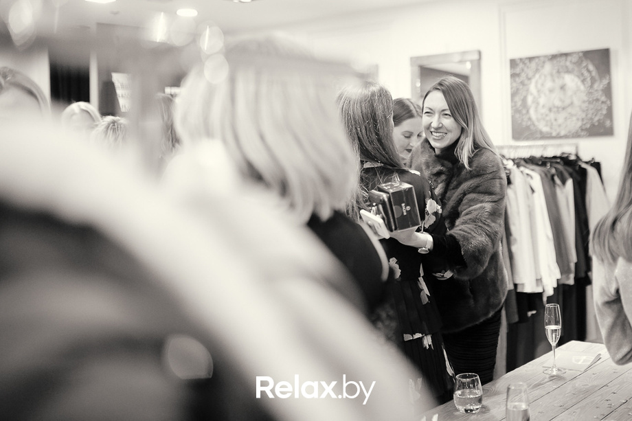 Открытие витрины бренда французской косметики Delarom Paris в магазине «Канцэпт Крама», фото № 79