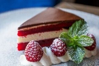 Любимые десерты кондитера Café de Paris: «Красный бархат», Мильфей, Шоколадная сфера и Шоколадный флан