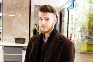 Street Fashion: любитель Colin’s и девушка с кулоном с выставки камней