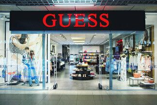 Почему женщина Guess — непредсказуемая и что можно найти в бутике в этом сезоне
