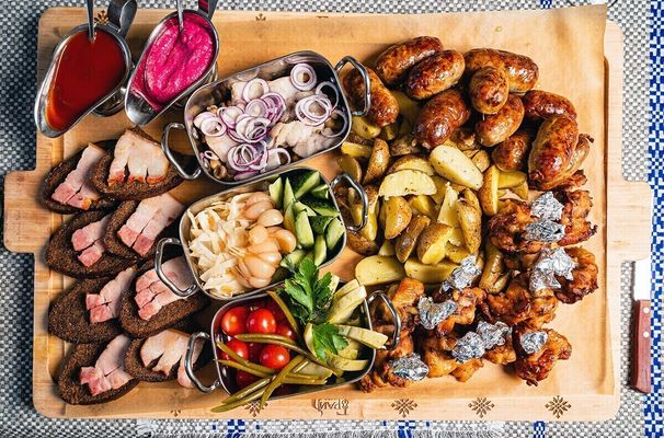 Цена — 70 рублей за 2,5 кг еды. Рассказываем, где искать сытные мясные сеты для больших компаний