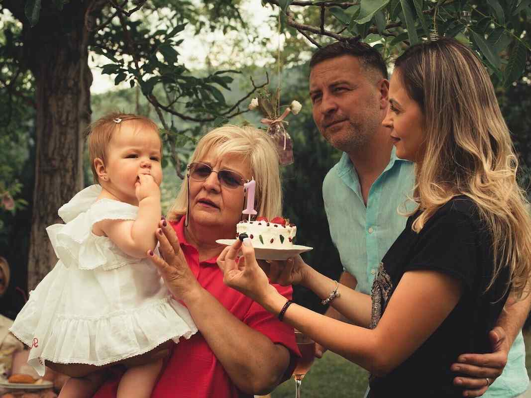 Что подарить крестнику или крестнице на один год?