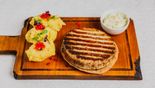 Царь-котлета из щуки с картофельным пюре, лососем, красной икрой и соусом тар-тар (585 г)