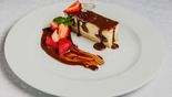 Cheesecake with Soft Chocolate Sauce and Strawberries (100/50/30/2 g)
