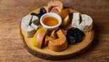 Assorted Homemade Cheese with Honey and Apple (525 g)