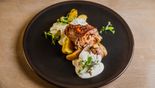 Рулет из свиной шеи с перцем, лесными грибами с печеным картофелем, под сметанным соусом (300 г)