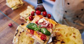 «В планах — сеть». Попробовали римскую пиццу в новой Pizza Italia на Зыбицкой