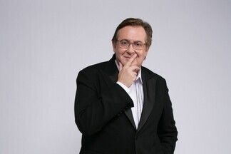 Юрий Стоянов выступит в Минске с сольным концертом лирического «стендапа»