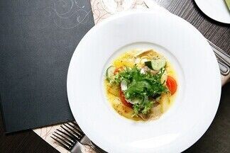 Готовим с шеф-поваром: простой и изысканный теплый салат из телячьего языка с яйцом пашот
