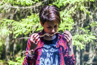 Эксперимент: как Relax.by выживал в лесу, готовил шашлык из змеи и строил жилище