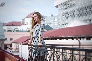 «Все началось с веселой поездки в плацкарте в  московский мелкооптовый магазин итальянских тканей» — минчанки, основавшие бренд по пошиву платьев Krasa