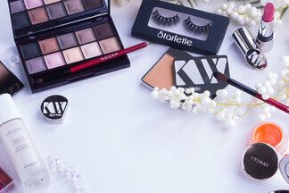 Корейские патчи и белорусская тушь. Бьюти-блогеры — о косметике, которой пользуются сами