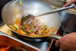 Новое место: служба доставки паназиатской кухни WOK открыла точку в Food Republic
