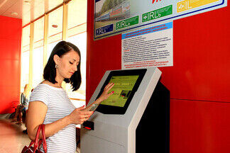 На железнодорожном вокзале Минска появился автомат, печатающий билеты, которые куплены через Интернет