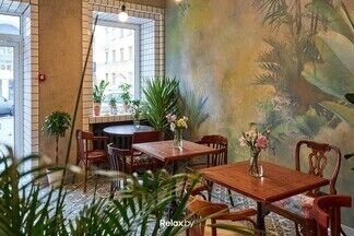 На Карла Маркса открылась цветочная кофейня в колониальном стиле. Заглянули в Kava i Kvetki