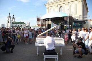 «Свободный рояль» и классика у Ратуши: как прошел вечер субботы в Верхнем городе
