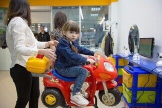 Как в Европе: в Минске открылся первый детский мультсалон с машинками вместо кресел (стрижки от 1 года)