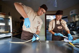 Фотофакт: Чешский трдельник начали готовить на Комаровском рынке