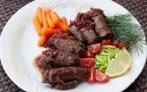 Говяжьи рулетики с инжиром в медовом соусе