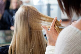 6 столичных салонов красоты, где можно бюджетно обновить прическу к весне
