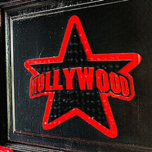 На ул. Платонова открылся ресторан-музей «Hollywood»