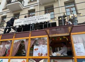 У гостиницы «Европа» открылась терраса в виде старинного трамвая